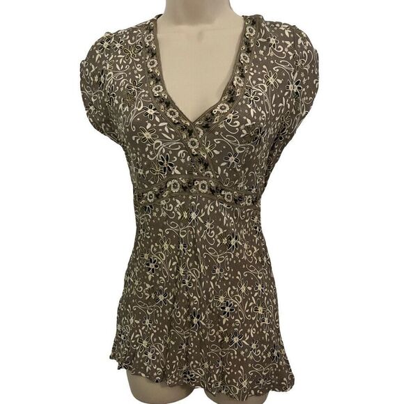 Super cute floral v-neck top with gathered waist and bow in back. Size Small - Picture 1 of 6